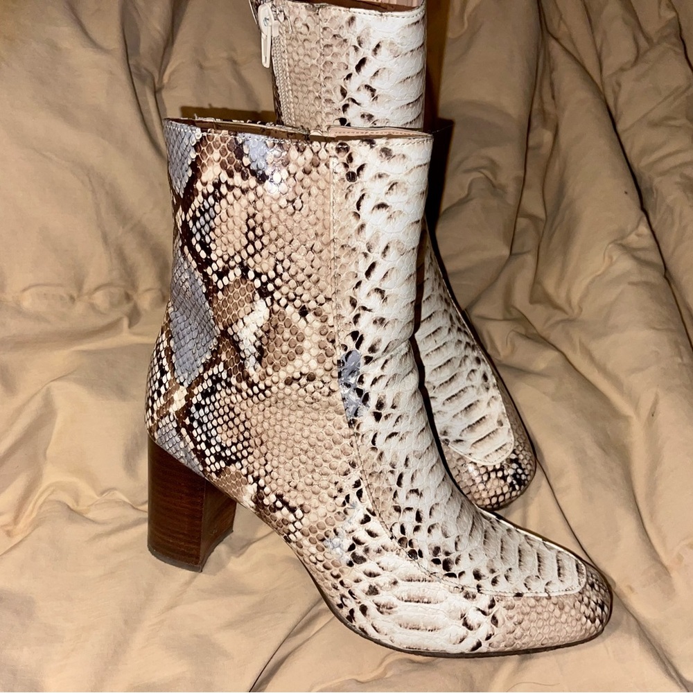 Pierre Dumas light snakeskin wood black heel bootie size 8.5 EEUC
